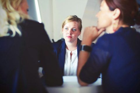 TÍTULO: Cómo identificar y superar una relación laboral tóxica: guía de recuperación META: ¿Sientes agotamiento al trabajar? Aprende a identificar una relación laboral tóxica, comprende su impacto psicológico y descubre pasos para proteger tu salud. CUERPO: Elena, 34 años, arquitecta, se despierta cada mañana con un nudo en el estómago que le impide respirar. No es el trabajo en sí lo que la agota; es el ambiente, las críticas veladas de su superior y esa sensación constante de estar caminando sobre cáscaras de huevo. Ella cree que simplemente no es lo suficientemente resiliente, pero la realidad es otra: Elena está inmersa en una relación laboral tóxica que está erosionando su autoconcepto. Si te sientes identificado, lo primero que debes saber es esto: no estás roto ni eres débil. Tu mente y tu cuerpo están reaccionando con angustia ante un entorno que sistemáticamente invalida tu bienestar. La toxicidad en el trabajo no es un rasgo de carácter, sino una respuesta adaptativa a una dinámica de poder insalubre. Qué define a una relación laboral tóxica Una relación laboral tóxica se define por la presencia constante de microagresiones, falta de límites claros, comunicación pasivo-agresiva y una jerarquía que prioriza la sumisión sobre la colaboración. Según datos de la Asociación Americana de Psicología, el 75% de los empleados que reportan entornos hostiles presentan síntomas de burnout, ansiedad crónica y trastornos del sueño. No es solo estrés pasajero; es un desgaste sostenido de tu salud mental. Cuando trabajas en un entorno donde tu valía se cuestiona constantemente, tu sistema nervioso entra en un modo de alerta permanente. Esta respuesta de lucha o huida, diseñada para salvarnos de depredadores, termina agotando tus reservas de energía emocional, dejando poco margen para la creatividad o la satisfacción personal. Por qué te sientes atrapado en este entorno El sentimiento de encierro se debe al mecanismo de validación intermitente. En psicología, este fenómeno ocurre cuando el entorno es hostil la mayor parte del tiempo, pero ocasionalmente ofrece pequeñas dosis de aprobación o refuerzo positivo. Esto crea un ciclo de dependencia psicológica similar a un vínculo traumático; esperas ese "buen momento" para confirmar que aún eres capaz o valioso, ignorando que el resto de la dinámica es destructiva. Quizás te dices a ti mismo: "Solo tengo que aguantar un poco más" o "Quizá soy yo quien debe cambiar su actitud". Estos pensamientos son el resultado de internalizar la toxicidad del sistema. Como dice el refrán clínico: no puedes sanar en el mismo lugar que te enfermó. Diferencias entre estrés laboral normal y toxicidad Para distinguir un desafío profesional de una dinámica tóxica, observa la frecuencia y la naturaleza de las interacciones. La siguiente tabla resume las diferencias clave: Factor Estrés Laboral (Coyuntural) Relación Laboral Tóxica (Crónica) Retroalimentación Crítica enfocada en el desempeño. Ataques dirigidos a tu persona. Límites Respetados en su mayoría. Constantemente invadidos o ignorados. Ambiente Carga de trabajo alta, pero justa. Clima de miedo y desconfianza. Efecto Cansancio reparable con descanso. Agotamiento emocional persistente. Pasos para proteger tu salud mental y profesional El proceso para salir de una dinámica tóxica requiere una estrategia de desapego consciente. No necesitas renunciar mañana si tus finanzas no lo permiten, pero sí necesitas cambiar tu relación interna con el trabajo. Documenta todo: Registra interacciones, peticiones fuera de horario y comentarios inapropiados. Esto te devuelve la sensación de control sobre la realidad de los hechos frente a la manipulación emocional. Establece límites innegociables: Define horarios de desconexión y cumple con tus funciones estipuladas sin excederte en tareas que no te corresponden. Desvincula tu valor personal del profesional: Tu capacidad técnica no define quién eres como ser humano. Recuerda que tu trabajo es un contrato, no una extensión de tu identidad. Busca apoyo externo: La toxicidad prospera en el aislamiento. Habla con mentores, amigos o terapeutas que puedan ofrecerte una perspectiva externa y validante. Planifica una salida: La toxicidad rara vez cambia por sí sola. Actualiza tu perfil profesional y comienza a explorar entornos donde tu trabajo sea valorado desde el respeto, no desde el miedo. Reflexión final Tu carrera profesional es un maratón, no una carrera de velocidad. Si el camino que recorres a diario te quita la energía necesaria para vivir tu vida personal con alegría, es momento de cambiar la ruta. Mereces un espacio donde tu crecimiento no sea una batalla, sino una consecuencia natural de tu esfuerzo y talento. Recuerda siempre: el entorno laboral es reemplazable, pero tu salud mental es el activo más valioso que posees. Eres más que tu puesto de trabajo, y nunca es demasiado tarde para buscar un entorno donde puedas florecer en lugar de solo sobrevivir.