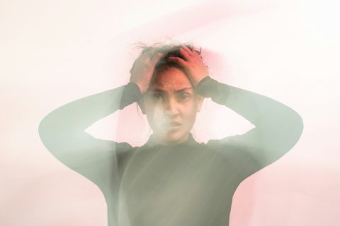 TÍTULO: Diferencia entre ataques de ansiedad y ataques de pánico: Guía para entender tu cuerpo META: Aprende a distinguir un ataque de ansiedad de uno de pánico. Guía psicológica experta para identificar síntomas, causas y estrategias de regulación efectiva. CUERPO: Elena tiene 32 años y, mientras revisa su correo electrónico, siente que el pecho se le cierra, su respiración se acelera y una ola de preocupación incontrolable inunda su mente. Se pregunta si está sufriendo un infarto o si simplemente ha perdido el control. Lo que Elena experimenta es una respuesta fisiológica intensa, pero identificar si se trata de un ataque de ansiedad o de un ataque de pánico es el primer paso para recuperar la calma. Es fundamental comprender que tu mente no está intentando sabotearte, sino que está activando una alarma diseñada para protegerte, aunque en este momento la amenaza no sea real. No eres débil ni estás roto; tu sistema nervioso simplemente está sobreestimulado. Qué es un ataque de ansiedad Un ataque de ansiedad es la manifestación física y psicológica de una preocupación excesiva ante una amenaza percibida, siendo un proceso gradual y sostenido en el tiempo. A diferencia del pánico, la ansiedad suele estar vinculada a una situación estresante específica, como un conflicto laboral, problemas económicos o una presión social constante. La ansiedad es un estado de alerta prolongado. Mientras que el pánico es una explosión, la ansiedad es una combustión lenta que desgasta tus recursos emocionales día tras día. Diferencias clave entre ataque de pánico y ataque de ansiedad Para identificar correctamente lo que estás viviendo, es necesario comparar las características clínicas de ambos estados. La siguiente tabla resume las divergencias principales. Característica Ataque de ansiedad Ataque de pánico Inicio Gradual, vinculado a factores estresantes. Repentino, muchas veces sin causa aparente. Intensidad Moderada a alta, sentimiento de agobio. Extrema, miedo a morir o a perder la razón. Duración Larga, días o semanas de malestar. Breve, suele alcanzar el pico en minutos. Foco Preocupación por el futuro o situaciones. Miedo visceral a las sensaciones físicas. Por qué ocurren los ataques de pánico Los ataques de pánico ocurren por una activación errónea y abrupta del sistema de respuesta de lucha o huida de la amígdala cerebral. En este estado, el cerebro interpreta una señal corporal inofensiva, como un latido rápido, como un evento catastrófico inminente. Según datos de la Asociación Americana de Psicología, aproximadamente el 2.7 por ciento de la población adulta experimenta un trastorno de pánico al año, lo que valida que es una experiencia humana compartida y tratable. La mente, en su afán de protección, crea una jaula invisible. El miedo a tener otro ataque de pánico se convierte en el mayor enemigo, generando un ciclo de anticipación ansiosa. Señales físicas de alerta Tu cuerpo envía señales claras cuando el sistema nervioso entra en modo de supervivencia. Es vital aprender a leer estos indicadores para no caer en la trampa de la catastrofización. Taquicardia o palpitaciones fuertes. Sensación de asfixia o falta de aire. Sudoración fría o temblores en las manos. Dolor o presión en el centro del pecho. Despersonalización o sensación de estar fuera del cuerpo. Mareos intensos o visión borrosa. Qué hacer ante una crisis inminente Cuando sientas que el suelo se mueve bajo tus pies, recuerda que ninguna emoción es permanente. Aquí tienes pasos prácticos para recuperar el anclaje en el presente. Reconocimiento consciente: Nombra lo que sucede. Di en voz alta: Esto es ansiedad, mi cuerpo está intentando protegerme y pasará en unos minutos. Regulación respiratoria: Utiliza la técnica 4-4-4. Inhala en cuatro segundos, mantén el aire cuatro segundos y exhala en cuatro segundos. Esto envía una señal química al cerebro de que estás a salvo. Enfoque sensorial: Aplica la técnica 5-4-3-2-1. Identifica cinco cosas que ves, cuatro que puedes tocar, tres que oyes, dos que hueles y una que puedes saborear. Esto desconecta el piloto automático del miedo. Aceptación radical: No luches contra el síntoma. Aceptar la sensación reduce la tensión secundaria y permite que la adrenalina se disipe más rápido. Tu problema quizá no sea la falta de fuerza de voluntad, sino la necesidad de aprender nuevas herramientas de autorregulación. A veces, la valentía no consiste en no sentir miedo, sino en saber cómo gestionar la tormenta cuando llega. Reflexión final para tu proceso Caminar a través de la ansiedad o el pánico requiere paciencia contigo mismo. No esperes sanar de la noche a la mañana; el desarrollo personal es una carrera de fondo donde cada pequeño paso hacia la calma cuenta como una victoria. Recuerda que no eres el miedo que sientes, sino la persona capaz de observarlo y atravesarlo. Si estas crisis se repiten con frecuencia, buscar el acompañamiento de un profesional de la psicología no es un signo de derrota, sino la decisión más inteligente y compasiva que puedes tomar por tu bienestar. Tú mereces habitar tu cuerpo desde la paz y no desde el miedo.