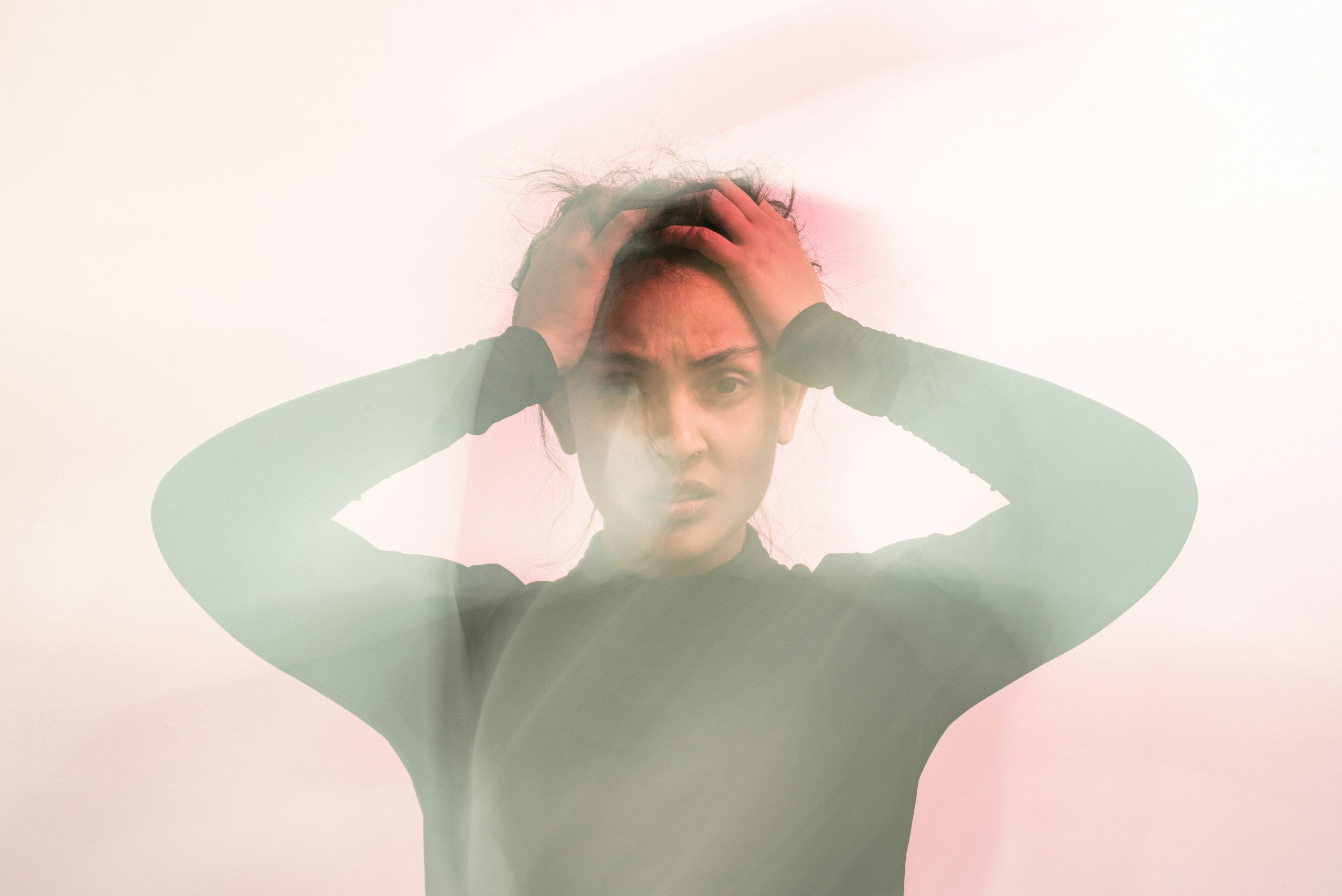 TÍTULO: Diferencia entre ataques de ansiedad y ataques de pánico: Guía para entender tu cuerpo META: Aprende a distinguir un ataque de ansiedad de uno de pánico. Guía psicológica experta para identificar síntomas, causas y estrategias de regulación efectiva. CUERPO: Elena tiene 32 años y, mientras revisa su correo electrónico, siente que el pecho se le cierra, su respiración se acelera y una ola de preocupación incontrolable inunda su mente. Se pregunta si está sufriendo un infarto o si simplemente ha perdido el control. Lo que Elena experimenta es una respuesta fisiológica intensa, pero identificar si se trata de un ataque de ansiedad o de un ataque de pánico es el primer paso para recuperar la calma. Es fundamental comprender que tu mente no está intentando sabotearte, sino que está activando una alarma diseñada para protegerte, aunque en este momento la amenaza no sea real. No eres débil ni estás roto; tu sistema nervioso simplemente está sobreestimulado. Qué es un ataque de ansiedad Un ataque de ansiedad es la manifestación física y psicológica de una preocupación excesiva ante una amenaza percibida, siendo un proceso gradual y sostenido en el tiempo. A diferencia del pánico, la ansiedad suele estar vinculada a una situación estresante específica, como un conflicto laboral, problemas económicos o una presión social constante. La ansiedad es un estado de alerta prolongado. Mientras que el pánico es una explosión, la ansiedad es una combustión lenta que desgasta tus recursos emocionales día tras día. Diferencias clave entre ataque de pánico y ataque de ansiedad Para identificar correctamente lo que estás viviendo, es necesario comparar las características clínicas de ambos estados. La siguiente tabla resume las divergencias principales. Característica Ataque de ansiedad Ataque de pánico Inicio Gradual, vinculado a factores estresantes. Repentino, muchas veces sin causa aparente. Intensidad Moderada a alta, sentimiento de agobio. Extrema, miedo a morir o a perder la razón. Duración Larga, días o semanas de malestar. Breve, suele alcanzar el pico en minutos. Foco Preocupación por el futuro o situaciones. Miedo visceral a las sensaciones físicas. Por qué ocurren los ataques de pánico Los ataques de pánico ocurren por una activación errónea y abrupta del sistema de respuesta de lucha o huida de la amígdala cerebral. En este estado, el cerebro interpreta una señal corporal inofensiva, como un latido rápido, como un evento catastrófico inminente. Según datos de la Asociación Americana de Psicología, aproximadamente el 2.7 por ciento de la población adulta experimenta un trastorno de pánico al año, lo que valida que es una experiencia humana compartida y tratable. La mente, en su afán de protección, crea una jaula invisible. El miedo a tener otro ataque de pánico se convierte en el mayor enemigo, generando un ciclo de anticipación ansiosa. Señales físicas de alerta Tu cuerpo envía señales claras cuando el sistema nervioso entra en modo de supervivencia. Es vital aprender a leer estos indicadores para no caer en la trampa de la catastrofización. Taquicardia o palpitaciones fuertes. Sensación de asfixia o falta de aire. Sudoración fría o temblores en las manos. Dolor o presión en el centro del pecho. Despersonalización o sensación de estar fuera del cuerpo. Mareos intensos o visión borrosa. Qué hacer ante una crisis inminente Cuando sientas que el suelo se mueve bajo tus pies, recuerda que ninguna emoción es permanente. Aquí tienes pasos prácticos para recuperar el anclaje en el presente. Reconocimiento consciente: Nombra lo que sucede. Di en voz alta: Esto es ansiedad, mi cuerpo está intentando protegerme y pasará en unos minutos. Regulación respiratoria: Utiliza la técnica 4-4-4. Inhala en cuatro segundos, mantén el aire cuatro segundos y exhala en cuatro segundos. Esto envía una señal química al cerebro de que estás a salvo. Enfoque sensorial: Aplica la técnica 5-4-3-2-1. Identifica cinco cosas que ves, cuatro que puedes tocar, tres que oyes, dos que hueles y una que puedes saborear. Esto desconecta el piloto automático del miedo. Aceptación radical: No luches contra el síntoma. Aceptar la sensación reduce la tensión secundaria y permite que la adrenalina se disipe más rápido. Tu problema quizá no sea la falta de fuerza de voluntad, sino la necesidad de aprender nuevas herramientas de autorregulación. A veces, la valentía no consiste en no sentir miedo, sino en saber cómo gestionar la tormenta cuando llega. Reflexión final para tu proceso Caminar a través de la ansiedad o el pánico requiere paciencia contigo mismo. No esperes sanar de la noche a la mañana; el desarrollo personal es una carrera de fondo donde cada pequeño paso hacia la calma cuenta como una victoria. Recuerda que no eres el miedo que sientes, sino la persona capaz de observarlo y atravesarlo. Si estas crisis se repiten con frecuencia, buscar el acompañamiento de un profesional de la psicología no es un signo de derrota, sino la decisión más inteligente y compasiva que puedes tomar por tu bienestar. Tú mereces habitar tu cuerpo desde la paz y no desde el miedo.