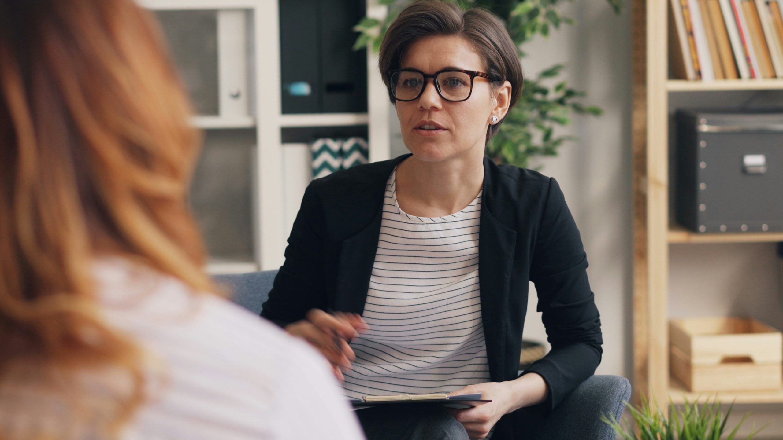 TÍTULO: El terapeuta detrás del espejo: Por qué los psicólogos necesitan terapia META: Descubre por qué los psicólogos requieren supervisión y terapia propia para evitar el desgaste y potenciar su efectividad clínica. Salud mental profesional. CUERPO: Elena tiene 34 años, es psicóloga clínica y acaba de terminar su sexta sesión del día. Se sienta en su sillón, mira la pared blanca y siente un vacío inmenso. Escuchó traumas, miedos y esperanzas durante ocho horas, pero al llegar a casa, no sabe cómo vaciar su propia mochila. Elena no está rota, pero como cualquier profesional que trabaja con el dolor ajeno, necesita un espacio propio para sostener su brújula interna. La idea del psicólogo como un ser inalcanzable, alguien que no sufre porque tiene las herramientas, es un mito peligroso. La realidad es que el terapeuta también es humano y, por tanto, vulnerable. La falta de un espacio de cuidado propio no es solo un descuido personal, es un riesgo para la calidad del vínculo terapéutico. Por qué los psicólogos requieren terapia personal obligatoria Los psicólogos requieren terapia personal para procesar su propia transferencia y evitar la reactividad ante los pacientes. La salud mental del terapeuta es la herramienta de trabajo principal; si esta herramienta está desgastada, el diagnóstico y el tratamiento pierden precisión clínica. La psicología no es solo aplicar protocolos; es un encuentro entre dos subjetividades. Según estudios de la American Psychological Association, la terapia personal es una de las estrategias más efectivas para reducir los niveles de agotamiento profesional o burnout. No se trata de curar al psicólogo, sino de limpiar el espejo a través del cual observa el mundo del paciente. Diferencias entre supervisión y terapia personal La supervisión es el espacio para analizar la técnica y el caso clínico, mientras que la terapia personal es el espacio para analizar la vida del profesional. Confundir ambos roles suele ser una de las principales fuentes de estancamiento clínico. Característica Supervisión Clínica Terapia Personal Enfoque central El paciente y la técnica El terapeuta y su mundo interno Objetivo principal Calidad del tratamiento Bienestar del profesional Ámbito de intervención Metodológico y ético Emocional y biográfico El desgaste por empatía en la práctica clínica El desgaste por empatía ocurre cuando el profesional absorbe la carga emocional del paciente sin tener mecanismos de descarga adecuados. Este fenómeno, a menudo denominado fatiga por compasión, es una respuesta humana natural ante la exposición prolongada al sufrimiento ajeno. Si sientes que las historias de tus pacientes te persiguen fuera del consultorio o que tu paciencia disminuye drásticamente, tu mente te está enviando una señal: el piloto automático no es suficiente. Tu problema quizá no sea falta de vocación, sino exceso de carga no procesada. La terapia es el antídoto contra el cinismo profesional. Cómo iniciar un proceso terapéutico siendo psicólogo Para iniciar un proceso terapéutico siendo psicólogo, es vital seleccionar a un profesional externo a tu red laboral directa para garantizar la confidencialidad y la neutralidad. El proceso debe estructurarse con metas claras que separen tu identidad profesional de tu historia personal. Busca un encuadre distinto: Elige un terapeuta con un enfoque diferente al tuyo. Esto evita la tentación de intelectualizar el proceso o debatir sobre teorías en lugar de sentir. Prioriza la vulnerabilidad: Deja el rol de experto en la puerta del consultorio. Tu objetivo aquí es ser paciente, no colega. Establece una frecuencia sostenible: No necesitas ir dos veces por semana, pero sí mantener una regularidad que permita la continuidad del trabajo introspectivo. Gestiona el ego profesional: Acepta que recibir ayuda es un acto de coherencia ética, no una señal de incapacidad. El valor del autocuidado en la práctica profesional La mejor herramienta de cambio es un terapeuta que conoce sus propias sombras. La honestidad con la que abordas tus procesos personales se traduce directamente en la seguridad que transmites a quienes confían en tu guía. Recuerda que no puedes acompañar a nadie a un lugar donde tú mismo no has estado o que no estás dispuesto a explorar. El autocuidado no es un lujo ni una debilidad; es la base sobre la que se construye la ética profesional. La terapia personal es la inversión más rentable en tu carrera, porque te devuelve lo único que el conocimiento técnico no puede darte: una mayor capacidad de presencia humana. Tu mente es tu instrumento de trabajo más valioso. No esperes a que las cuerdas se tensen demasiado para afinarlo. El terapeuta que busca ayuda es un profesional que se toma en serio la vida de los demás.