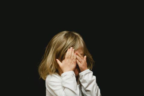TÍTULO: Miedo al miedo: por qué te paraliza la ansiedad anticipatoria y cómo recuperar tu libertad META: El miedo al miedo es una respuesta a la anticipación de la ansiedad. Aprende cómo funciona este ciclo y pasos prácticos para romper la parálisis emocional. CUERPO: Elena, 34 años, se sienta frente a mí en consulta. Me cuenta que hace semanas no sale a cenar con sus amigos. No es porque no quiera verlos, sino porque le aterra la posibilidad de sentir ese nudo en el pecho, el mareo y la falta de aire que experimentó hace un mes en un restaurante. Elena no tiene miedo a los amigos ni a la comida; tiene miedo a volver a sentir miedo. Esto es lo que en psicología llamamos ansiedad anticipatoria o miedo al miedo. Es fundamental que entiendas que no estás rompiendo tu capacidad de vivir, ni mucho menos estás perdiendo el juicio. Lo que experimentas es una señal de que tu sistema de alarma emocional ha quedado hiperactivo. El miedo al miedo es una respuesta humana común ante un evento traumático o estresante previo, donde tu cerebro intenta protegerte de una amenaza que ya no está presente, pero que tu mente sigue recreando como si fuera real. Qué es el miedo al miedo desde una perspectiva clínica El miedo al miedo es un ciclo de retroalimentación donde la persona desarrolla una fobia a las propias sensaciones fisiológicas de la ansiedad. Esta condición ocurre cuando el cerebro interpreta que el síntoma (la palpitación, el sudor, la opresión) es un precursor de una catástrofe inminente, creando un bucle infinito de vigilancia. Los datos clínicos muestran que hasta el 40% de las personas que experimentan un ataque de pánico desarrollan posteriormente una conducta evitativa basada en el miedo a sufrir un nuevo episodio. No es falta de voluntad; es un mecanismo de supervivencia desajustado. Tu mente está tratando de ahorrarte sufrimiento, pero al hacerlo, limita tu campo de acción y refuerza la idea de que eres vulnerable ante tus propias emociones. Diferencias entre el miedo real y el miedo anticipatorio Para gestionar esta sensación, primero debes identificar qué tipo de amenaza estás enfrentando. La siguiente tabla compara cómo reacciona tu cuerpo y mente ante ambas situaciones. Característica Miedo Real (Presente) Miedo al miedo (Anticipatorio) Objeto Un peligro físico tangible Una sensación interna futura Propósito Sobrevivir al momento Evitar el malestar emocional Duración Limitada al evento Crónica, mientras exista la evitación Por qué tu cerebro te engaña con la evitación El cerebro humano está diseñado para priorizar la seguridad sobre el crecimiento. Cuando evitas situaciones, recibes una recompensa inmediata: la ansiedad baja. Sin embargo, este alivio es una trampa. Cada vez que evitas, le envías a tu cerebro un mensaje implícito: esto es peligroso, por eso me alejé. Con el tiempo, el mapa de lo que consideras seguro se vuelve cada vez más pequeño. La evitación es el combustible principal del miedo. Si no te enfrentas a la posibilidad de sentir incomodidad, tu sistema nervioso nunca aprende que puede tolerar y gestionar esas sensaciones sin desmoronarse. El problema no es la ansiedad, sino la resistencia a sentirla. Como suelo decir en mis sesiones: lo que resistes, persiste; lo que aceptas, se transforma. Estrategias para romper el ciclo de la ansiedad anticipatoria No se trata de eliminar el miedo, sino de cambiar tu relación con él. Para recuperar tu libertad, debes transitar un proceso de reexposición gradual y aceptación consciente. Identifica el síntoma sin etiquetarlo: Cuando sientas el nudo en el estómago, no digas tengo un ataque de pánico. Di mi cuerpo está experimentando una descarga de adrenalina. Cambiar el nombre reduce la carga dramática. Cuestiona la predicción: Pregúntate: ¿Qué es lo peor que puede pasar si siento ansiedad aquí y ahora? ¿Es mortal? ¿Es intolerable? La respuesta siempre es negativa. Es incómodo, pero no peligroso. Practica la exposición graduada: No intentes superar todo a la vez. Haz una lista de situaciones que evitas, ordénalas de menor a mayor ansiedad y comienza por la más sencilla, permaneciendo en ella hasta que tu sistema nervioso se regule. La técnica de la respiración de anclaje: Utiliza la respiración diafragmática no para eliminar la ansiedad, sino para darle espacio. Inhala en 4 segundos, mantén 4, exhala en 6. El objetivo es enviarle una señal de calma al nervio vago. El proceso de recuperación paso a paso Superar el miedo al miedo es un camino de pequeños triunfos, no de saltos cuánticos. Sigue este orden para reconstruir tu confianza: Validación: Reconoce que tu reacción es biológica y no eres responsable de haberla desarrollado. Observación: Aprende a mirar tus síntomas como si fueras un científico estudiando un fenómeno natural, sin juzgarte. Aceptación: Permite que la ansiedad esté presente sin intentar luchar contra ella o huir. Acción: Actúa en dirección a tus valores, independientemente de si sientes o no ansiedad en ese momento. Reflexión final sobre tu proceso de cambio Recuerda siempre esto: la valentía no es la ausencia de miedo, sino la decisión de que algo más es más importante que ese miedo. Tú no eres tu ansiedad; tú eres el observador que habita en el mismo espacio que ella. No necesitas esperar a que el miedo desaparezca para empezar a vivir; puedes vivir con miedo mientras este pierde su poder sobre ti. Tu mente tiene una capacidad asombrosa para la neuroplasticidad. Cada vez que te permites sentir una emoción difícil y decides quedarte, estás reescribiendo el código de tu sistema nervioso. Eres mucho más fuerte que las señales de alarma que tu cerebro emite. Ten paciencia contigo mismo, respira y da el siguiente paso. Estás en un proceso de reconstrucción, y ese camino, aunque a veces se sienta pesado, es el único que te devolverá a ti mismo.