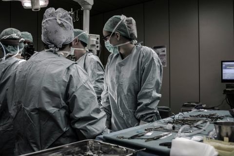 TÍTULO: Formación continua en el sector sociosanitario: el camino hacia la excelencia humana y técnica META: Descubre por qué la formación continua es el pilar de la excelencia sociosanitaria. Estrategias prácticas para mejorar el cuidado y evitar el burnout. CUERPO: Elena tiene 42 años y lleva más de una década trabajando como auxiliar en una residencia de mayores. Esta mañana, mientras ayudaba a un residente con movilidad reducida, sintió un vacío inmenso. No es falta de vocación, es el peso de sentir que sus herramientas de hace diez años ya no son suficientes para los desafíos de hoy. Se siente agotada, como si su batería emocional estuviera permanentemente al 5 por ciento. Si te sientes identificado con Elena, lo primero que debes saber es esto: tu agotamiento no es un fracaso personal. Es la señal clara de que tu entorno ha cambiado y tu formación necesita una actualización urgente. No estás roto; simplemente, el sector sociosanitario exige una evolución constante que nadie te enseñó a gestionar de forma sostenible. Por qué es necesaria la formación continua en el ámbito sociosanitario La formación continua es el único método eficaz para reducir el estrés laboral y mejorar la calidad de vida de los usuarios. En nuestra experiencia clínica, los profesionales que acceden a capacitaciones periódicas reportan un 40 por ciento menos de síntomas asociados al síndrome de desgaste profesional o burnout. La actualización constante otorga competencia técnica, lo que se traduce en una mayor seguridad al ejecutar tareas críticas y una menor carga mental por la incertidumbre. A menudo, nos enfrentamos a situaciones donde la teoría aprendida en la universidad o en los cursos de grado ya no es suficiente ante la complejidad de los perfiles actuales. La formación no es un lujo; es el blindaje que protege tu salud mental y la dignidad de quienes cuidas. Beneficios de la actualización profesional en el sector Reducción de errores clínicos: La práctica basada en evidencia disminuye las complicaciones en el cuidado diario. Aumento de la resiliencia emocional: Aprender técnicas de gestión del duelo y comunicación empática actúa como un escudo protector frente al desgaste. Seguridad jurídica y técnica: Estar al día con los protocolos vigentes te protege ante cualquier contingencia legal. Mejora de la empleabilidad: El sector demanda perfiles que dominen nuevas tecnologías y enfoques centrados en la persona. Diferencias entre el enfoque tradicional y la formación moderna Es fundamental entender cómo ha evolucionado el aprendizaje. La vieja escuela se centraba en la memorización de técnicas, mientras que el modelo actual prioriza la adaptabilidad y el bienestar integral. Característica Modelo Tradicional Formación Moderna Enfoque Tarea y cumplimiento Persona y bienestar Objetivo Obtención de título Competencia y resiliencia Metodología Teórica y estática Práctica y vivencial Cómo elegir la formación adecuada sin colapsar tu agenda La formación efectiva se basa en la micro-educación y la aplicabilidad inmediata. Para no sentir que añades un peso más a tu mochila emocional, prioriza cursos que ofrezcan soluciones concretas a problemas que enfrentas cada semana. La clave no es estudiar más, sino estudiar mejor y con mayor sentido práctico. Pasos para integrar el aprendizaje en tu rutina laboral Identifica tu brecha de conocimiento: Hazte una pregunta: ¿Qué parte de mi jornada me genera más ansiedad? Ahí es donde debes formarte. Elige formatos modulares: Opta por formaciones que permitan avanzar a tu propio ritmo, evitando cursos intensivos que agoten tu energía extra. Busca la validación técnica: Asegúrate de que los contenidos estén basados en evidencia científica y protocolos de salud actualizados. Aplica lo aprendido en 24 horas: El conocimiento que no se pone en práctica al día siguiente se pierde. Experimenta con una nueva técnica mañana mismo. El papel del autoconocimiento en tu desarrollo Tu problema quizá no sea la falta de conocimientos técnicos, sino la desconexión entre tu capacidad y tu cuidado personal. La formación en habilidades blandas, como la gestión del estrés o la comunicación asertiva, es tan importante como aprender a manejar una grúa o aplicar un tratamiento. La verdadera excelencia ocurre cuando la técnica se encuentra con un profesional que ha aprendido a cuidarse a sí mismo antes de cuidar a los demás. Recuerda siempre esto: el profesional que se forma es el profesional que se cuida. No dejes que el ritmo diario te impida ver que tu formación es el activo más valioso que posees. Cada pequeño aprendizaje es un paso más hacia una práctica más serena, segura y humana. El camino hacia la mejora no requiere de cambios drásticos ni de esfuerzos sobrehumanos. Empieza por reconocer que tu trabajo es esencial y que, para seguir ofreciendo lo mejor de ti, necesitas nutrirte con nuevas perspectivas. Estás haciendo un trabajo valioso, y darte permiso para seguir aprendiendo es el acto de autocuidado más grande que puedes ofrecerte hoy.