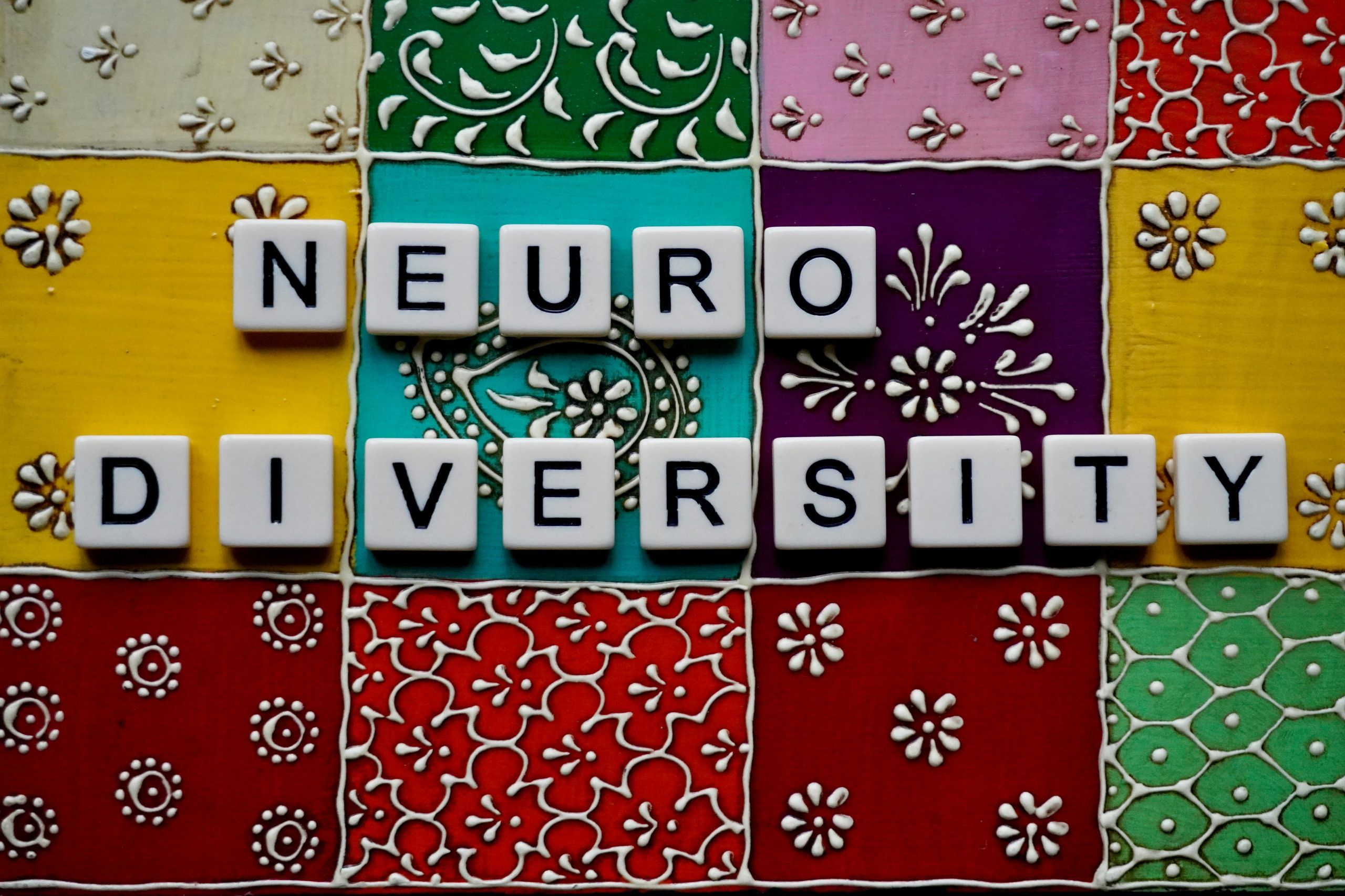 TÍTULO: Neurodivergencia: Entendiendo el funcionamiento de una mente diferente META: Descubre qué es la neurodivergencia, cómo identificar sus señales en adultos y estrategias prácticas para gestionar el agotamiento emocional cotidiano. CUERPO: Elena tiene 32 años y, al terminar su jornada laboral, siente como si hubiera corrido un maratón mientras el mundo simplemente caminaba. No es cansancio físico; es el peso de haber intentado encajar en una norma social que para ella se siente como un zapato dos tallas más pequeño. Si te has sentido así, si tu mente parece funcionar con un sistema operativo distinto al de quienes te rodean, este artículo es para ti. No estás roto ni eres defectuoso; tu cerebro simplemente procesa la realidad bajo parámetros distintos. Qué es la neurodivergencia y cómo se manifiesta La neurodivergencia es la variación natural en el funcionamiento cognitivo humano, alejándose de lo que la estadística define como neurotípico. No es un trastorno que deba ser curado, sino una arquitectura cerebral distinta que impacta en el aprendizaje, la atención, el estado de ánimo y la sociabilidad. Las neurodivergencias más comunes incluyen el TDAH, el autismo, la dislexia y el trastorno del procesamiento sensorial. En la experiencia clínica, observamos que el mayor sufrimiento del adulto neurodivergente no proviene de su condición, sino del estigma y la fatiga del enmascaramiento. El enmascaramiento es el esfuerzo consciente e inconsciente por ocultar rasgos neurodivergentes para cumplir con las expectativas sociales. Este proceso consume una cantidad desproporcionada de energía mental. Diferencias fundamentales entre perfiles neurocognitivos La tabla a continuación compara el procesamiento de información bajo una lente neurotípica frente a la neurodivergente para identificar patrones de comportamiento: Área de impacto Procesamiento neurotípico Procesamiento neurodivergente Atención Filtrado automático de estímulos. Hiperfoco o dificultad de regulación. Regulación social Interpretación intuitiva de códigos. Aprendizaje consciente de normas. Energía mental Reposición constante en lo social. Desgaste acelerado por sobreestímulo. Estructura Planificación lineal y predecible. Pensamiento asociativo y creativo. Por qué el agotamiento es el síntoma principal El agotamiento ocurre debido a una sobrecarga sensorial y cognitiva crónica en un entorno diseñado para la mayoría. Cuando tu cerebro no puede filtrar el ruido ambiental, la luz intensa o las sutilezas sociales de manera automática, dedica recursos extras a procesar lo que otros ignoran. Esto genera una fatiga profunda que suele confundirse con pereza o falta de compromiso. Tu mente intenta protegerte constantemente mediante la hipervigilancia. Si sientes que debes estar atento a cada gesto, cada sonido y cada instrucción implícita, el sistema nervioso termina agotado. No eres incapaz; estás operando en un entorno que no considera tus necesidades de descanso sensorial. Pasos para gestionar tu energía neurodivergente La gestión efectiva de la neurodivergencia no se trata de obligarte a ser normal, sino de adaptar tu entorno a tu funcionamiento real. Sigue este proceso para reducir la fricción diaria: Identificación de disparadores: Lleva un registro semanal durante siete días para identificar qué actividades, sonidos o luces drenan tu energía de forma más rápida. Aceptación del tiempo de recuperación: Programa bloques de silencio o soledad obligatoria tras eventos sociales o jornadas de alta carga cognitiva. Externalización de la memoria: No confíes en tu cerebro para recordar tareas logísticas. Utiliza herramientas externas como aplicaciones de notas o recordatorios visuales para liberar carga de trabajo mental. Comunicación de límites: Expresa tus necesidades de forma clara. Por ejemplo: Prefiero recibir las instrucciones por escrito para procesarlas con calma en lugar de una reunión telefónica rápida. Herramientas para la regulación emocional La regulación emocional es el ancla necesaria cuando el ruido del mundo se vuelve insoportable. Implementa estas estrategias prácticas para los momentos de sobrecarga: Uso de herramientas de mitigación sensorial: Auriculares con cancelación de ruido o gafas de sol en interiores pueden reducir el estrés ambiental significativamente. Práctica de estimulación sensorial positiva (Stimming): Permitirte movimientos repetitivos o el uso de objetos táctiles puede ayudar a descargar la tensión acumulada. Micro-descansos programados: Cinco minutos de desconexión total cada hora de trabajo profundo previenen el colapso emocional al final del día. La importancia de abandonar el juicio personal El mayor lastre emocional que cargamos es la idea de que deberíamos funcionar como los demás. Cada vez que intentas forzar a tu mente a actuar contra su naturaleza, debilitas tu autoestima. La realidad es que posees una forma de pensar única que, si se gestiona con autocompasión, puede ser una ventaja competitiva. Tu cerebro es una brújula que necesita un mapa diferente, no una reparación. Si hoy te sientes abrumado, recuerda que tu capacidad de resistencia ha sido puesta a prueba mucho más que la de la mayoría. Es hora de dejar de pedir perdón por la forma en que tu sistema nervioso procesa el mundo. La validación empieza por ti: acepta tu funcionamiento, protege tu energía y busca entornos que valoren la riqueza de tu diversidad cognitiva.