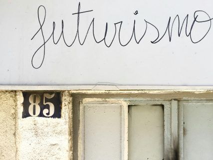 TÍTULO: Autoestima y responsabilidad afectiva: cómo dejar de cargar con lo que no te corresponde META: Descubre la conexión real entre la autoestima y la responsabilidad afectiva. Aprende a establecer límites sanos sin sentir culpa ni abandonar tu bienestar. CUERPO: La autoestima es la base necesaria para ejercer una responsabilidad afectiva real y sostenible en el tiempo Imagina a Elena, una mujer de 34 años que siente que siempre es la responsable de la estabilidad emocional de sus parejas y amigos. Cuando alguien está triste, ella siente que debe arreglarlo; cuando hay un conflicto, ella pide perdón primero para evitar la tensión. Elena no es una mala persona, pero confunde el cuidado con el autosacrificio. En nuestra experiencia clínica, observamos que quienes descuidan su propia autoestima terminan ejerciendo una responsabilidad afectiva distorsionada, donde cuidar del otro significa anularse a uno mismo. La responsabilidad afectiva no significa hacerte cargo de las emociones ajenas La responsabilidad afectiva es la capacidad de considerar el impacto de nuestras acciones en los demás, sin asumir la carga de gestionar sus procesos internos. No eres responsable de cómo otros interpretan tus límites, siempre que estos sean comunicados con claridad y respeto. Confundir la empatía con la gestión emocional ajena es una trampa cognitiva frecuente que agota tu energía vital. Diferencias clave entre responsabilidad afectiva y complacencia Es fundamental distinguir entre cuidar un vínculo y permitir el abuso emocional bajo el disfraz de ser buena persona. La siguiente tabla clarifica las fronteras: Atributo Responsabilidad Afectiva Complacencia (o Cuidado Tóxico) Límites Se comunican de forma asertiva Se evitan para no causar conflicto Culpa Se gestiona como una emoción propia Es el motor principal de la acción Objetivo Construir vínculos equitativos Evitar el rechazo o el abandono Efecto Fortalece la identidad personal Desgasta la autoestima Tu autoestima es la brújula que marca hasta dónde llega tu entrega Una autoestima sólida actúa como un filtro natural que te permite detectar cuándo un vínculo se vuelve parasitario. Cuando te valoras, comprendes que la responsabilidad afectiva es un camino de doble sentido. Según estudios de psicología social, las personas que mantienen límites claros en sus relaciones reportan niveles un 40 por ciento más altos de satisfacción emocional a largo plazo. La frase citada a menudo en consulta es: no puedes servir de una taza vacía. Si intentas dar lo que no tienes para ti mismo, solo estás proyectando carencias. Por qué sientes que eres responsable de la felicidad de los demás Sientes esta carga excesiva porque tu mente está intentando protegerte del miedo al abandono. Es más común de lo que imaginas; muchas personas aprendieron en su infancia que su valor dependía de su capacidad para ser útiles o pacificar el entorno. Y no, esto no significa que estés roto ni que debas cambiar tu esencia. Significa que tu sistema de seguridad emocional está operando con un programa desactualizado. Identificar este patrón es el primer paso para desactivarlo. Pasos para establecer responsabilidad afectiva sin perder tu centro El cambio requiere una práctica deliberada de desapego emocional hacia las reacciones ajenas. Sigue estos pasos para recuperar tu equilibrio: Identifica la emoción que intentas evitar: pregúntate si estás actuando por empatía genuina o por miedo a la reacción del otro. Comunica tus límites con frases directas: utiliza la estructura Yo siento cuando tú haces esto, por lo que prefiero aquello. Observa la respuesta sin intervenir: si la otra persona se molesta por tu límite, es su proceso emocional, no tu error. Prioriza el autocuidado no negociable: establece espacios donde tu única responsabilidad sea tu bienestar personal. Cómo identificar si estás cruzando la línea hacia el autosacrificio Existen señales claras que tu cuerpo y tu mente emiten cuando estás sobrepasando tu capacidad de entrega: Sientes un resentimiento silencioso después de ayudar. Tu estado de ánimo depende exclusivamente de la validación externa. Sientes agotamiento físico constante tras interacciones sociales. Evitas expresar tus necesidades reales por miedo a parecer egoísta. La paradoja del autocuidado en los vínculos afectivos El autocuidado no es un acto egoísta, sino una herramienta de higiene relacional. Spoiler: obligarte a ser el soporte emocional de todos no garantiza que te quieran más, solo garantiza que te agotarás. Tu capacidad de amar a otros es directamente proporcional a tu capacidad de habitarte a ti mismo. Si no estás presente para tus propias necesidades, tu presencia en la vida de los demás será siempre una actuación, nunca un encuentro real. Cierre: el permiso para ser humano Recuerda que no eres un centro de atención psicológica para nadie. Tienes derecho a cansarte, a poner límites y a priorizar tu paz mental sin tener que pedir disculpas por ello. La verdadera responsabilidad afectiva empieza por ser honesto con lo que sientes, incluso cuando esa verdad incomoda al otro. Aceptarte en tu totalidad, con tus luces y tus sombras, es el acto de amor más grande que puedes ofrecerte. El mundo no necesita que seas un salvador perfecto, solo necesita que seas un ser humano presente y coherente con su propia verdad.